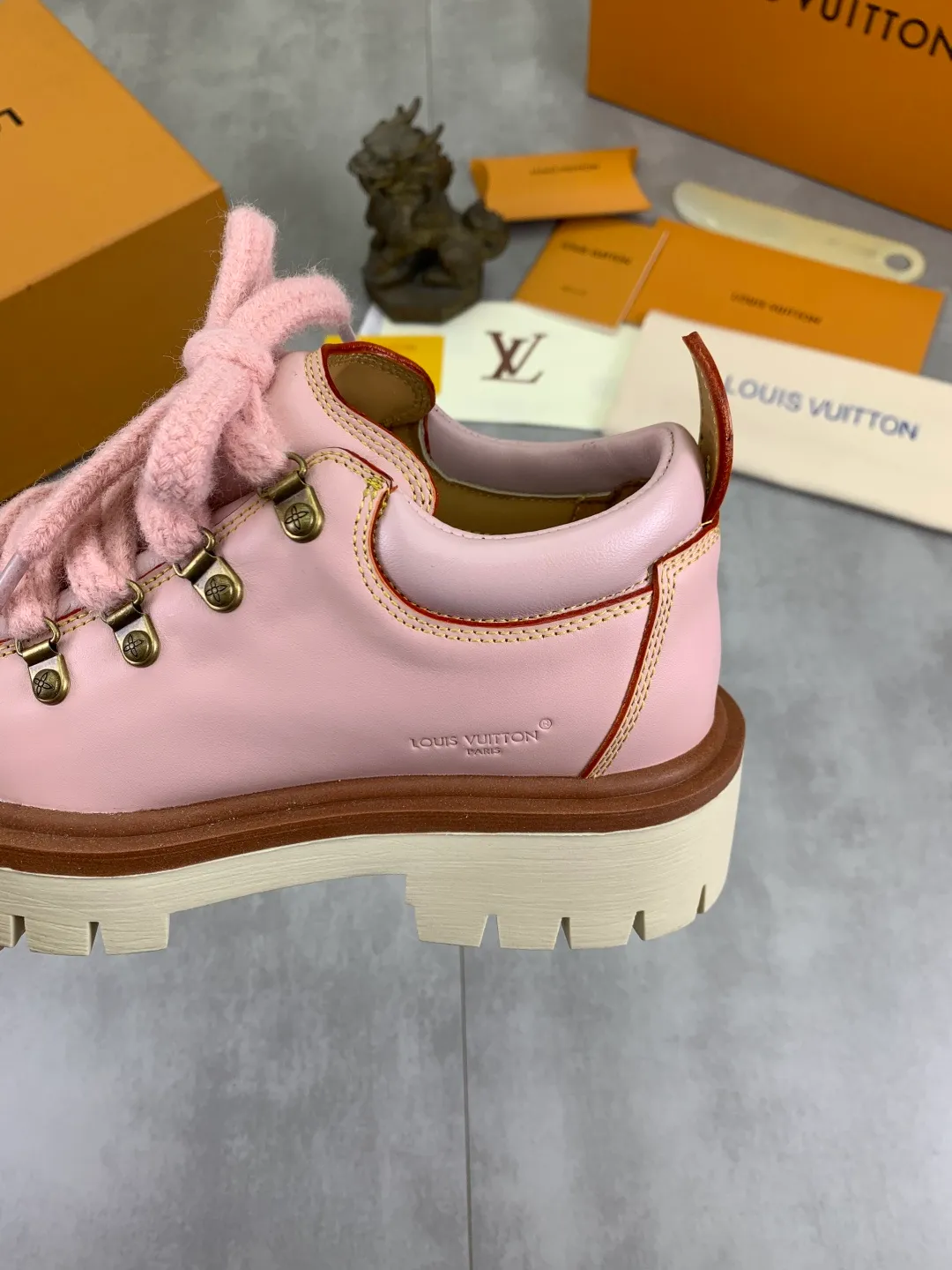 Men's shoes 💰P680 new LV | Louis Vuitton 🧡💚2025 autumn and winter new models, top version ⚠️ The counter features the latest LV REMIX lace-up mountaineering derby shoes, new hard goods 🆕 ❥BS purchasing level! Full of high-end feel! A popular model among bloggers at home and abroad, it’s retro and fashionable, and looks stunning on your feet! Mainly recommended models on the official website★ ━━━━━ ЅᏇєєt ━━━━━ ▪️Upper: top-grade first-layer cowhide ▪️Lining: imported sheepskin ▪️Outsole: original open-molded TPU non-slip outsole ▪️Sole height: 3.5cm ▪️Shoe size: Women 35-41 (41 customization is not returnable) Male 39-45 (46 customized, non-refundable)